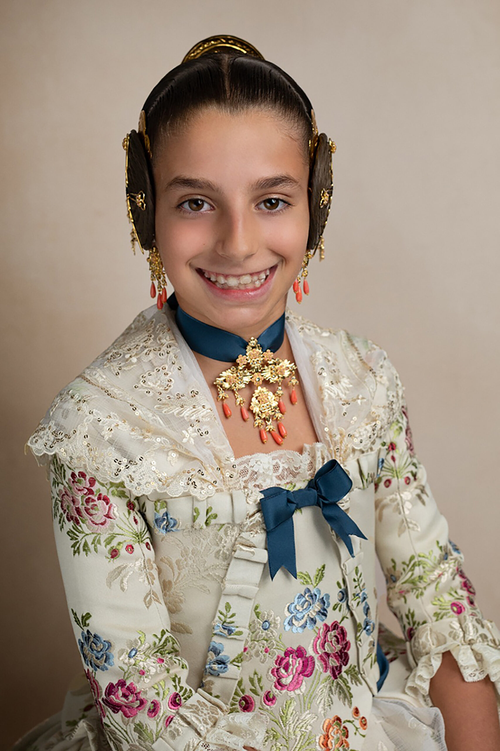 Conoce a las niñas de la Corte de la Fallera Major Infantil de Valéncia de 2027 5 Daniela Royo Fuster 78 Falla Placa Bisbe Amigo Conca – Sector La Roqueta Arrancapins scaled