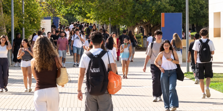 Estudiar en la universidad obliga cada vez a más familias a pedir un préstamo