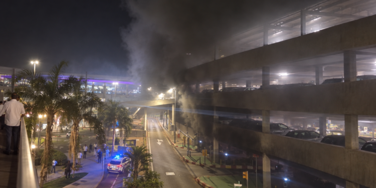Extinguido el incendio del parking del Aeropuerto de Valencia tras afectar a cuatro vehículos 1 Extinguido el incendio del parking del Aeropuerto de Valencia tras afectar a cuatro vehiculos