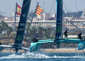 Valéncia vibra al ritmo de los catamaranes voladores