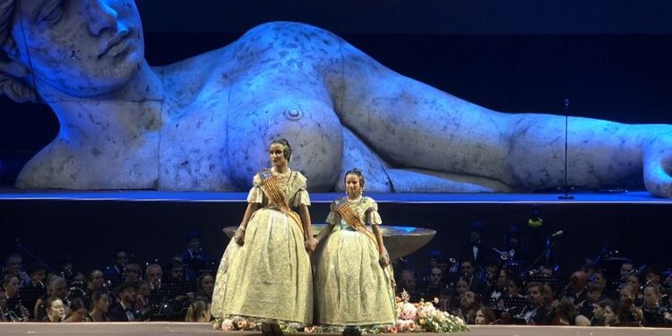 Valéncia se despide de sus Falleras Mayores 2026: Un emotivo adiós a través de la mirada de la fiesta