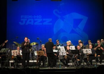 El jazz toma la plaza Sant Francesc de Borja de Ador con la actuación de la Big Band provincial