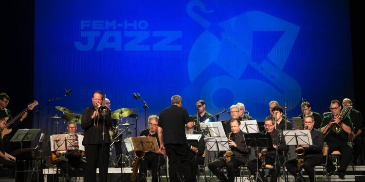 El jazz toma la plaza Sant Francesc de Borja de Ador con la actuación de la Big Band provincial 1 El jazz toma la plaza Sant Francesc de Borja de Ador con la actuación de la Big Band provincial