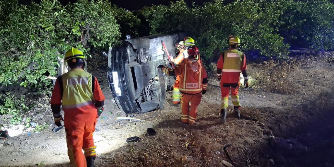 Rescatan a dos personas atrapadas tras el vuelco lateral de un turismo en Oliva 1 Rescatan a dos personas atrapadas tras el vuelco lateral de un turismo en Oliva