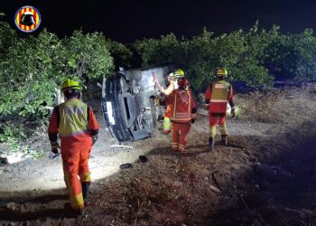 Rescatan a dos personas atrapadas tras el vuelco lateral de un turismo en Oliva