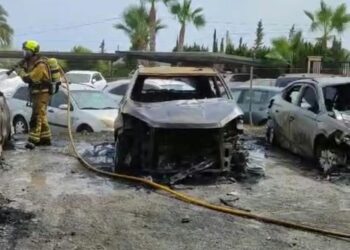 Un voraz incendio en Torrellano calcina siete vehículos y moviliza a los bomberos de Elche y Santa Pola 18 Un voraz incendio en Torrellano calcina siete vehículos y moviliza a los bomberos de Elche y Santa Pola