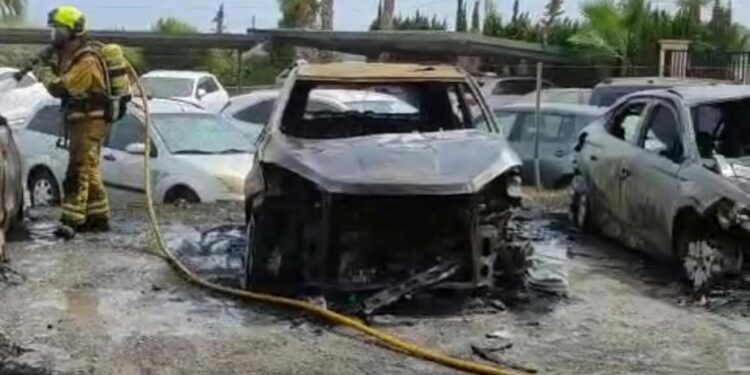 Un voraz incendio en Torrellano calcina siete vehículos y moviliza a los bomberos de Elche y Santa Pola 1 Un voraz incendio en Torrellano calcina siete vehículos y moviliza a los bomberos de Elche y Santa Pola