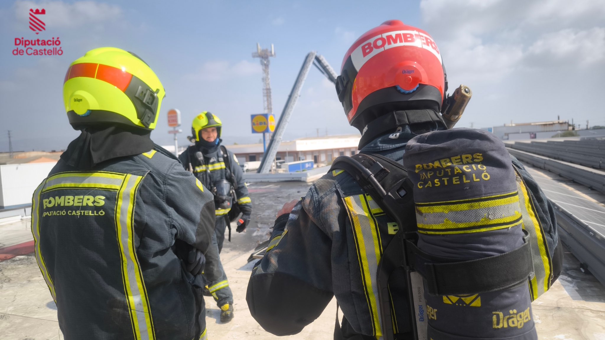 Desalojan un supermercado en Villarreal tras declararse un incendio en la cubierta del establecimiento 3 HRSk7JdXsAQNsNK