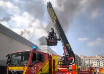 Desalojan un supermercado en Villarreal tras declararse un incendio en la cubierta del establecimiento 14 Desalojan un supermercado en Villarreal tras declararse un incendio en la cubierta del establecimiento