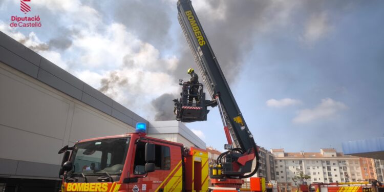 Desalojan un supermercado en Villarreal tras declararse un incendio en la cubierta del establecimiento
