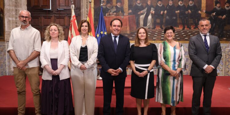 Pérez Llorca recibe a la catalanista AVL y llamando a la concordia pero sigue discriminando a Les Normes d'El Puig