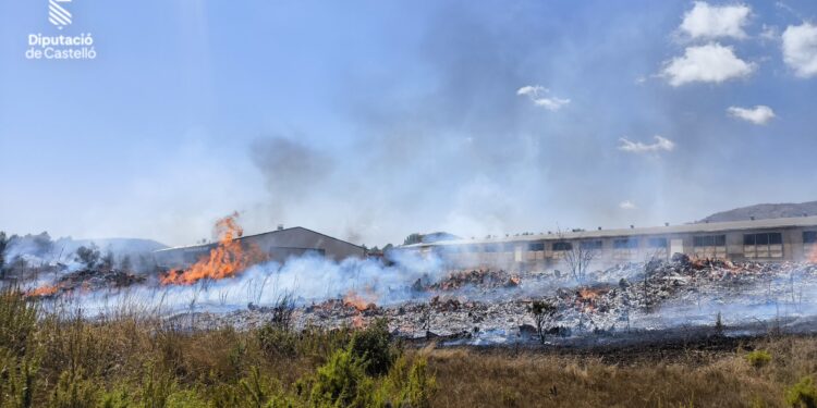 Un incendio de vegetación en Sant Mateu hace peligrar una granja avícola