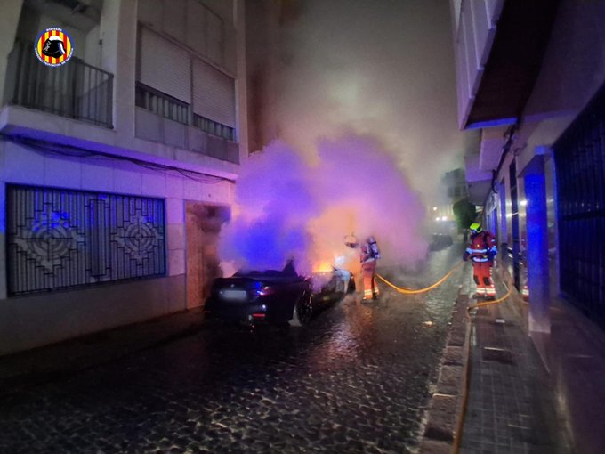 Rápida intervención de los bomberos para sofocar el incendio de un vehículo en el centro de Sueca 2 HRcaNYhXcAATcLi