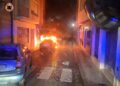 Rápida intervención de los bomberos para sofocar el incendio de un vehículo en el centro de Sueca