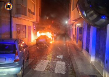 Rápida intervención de los bomberos para sofocar el incendio de un vehículo en el centro de Sueca