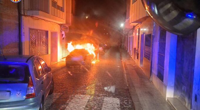Rápida intervención de los bomberos para sofocar el incendio de un vehículo en el centro de Sueca 1 Rápida intervención de los bomberos para sofocar el incendio de un vehículo en el centro de Sueca