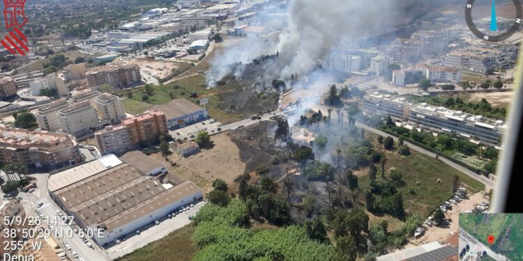 Los bomberos dan por estabilizado un incendio de vegetación declarado en Dénia 1 Los bomberos dan por estabilizado un incendio de vegetación declarado en Dénia