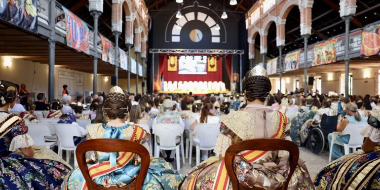 Carcaixent se convierte en el epicentro fallero de la Comunitat Valenciana con un multitudinario homenaje a sus Falleras Mayores 1 Carcaixent se convierte en el epicentro fallero de la Comunitat Valenciana con un multitudinario homenaje a sus Falleras Mayores