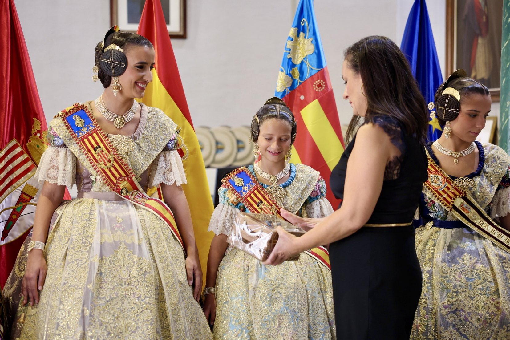 Carcaixent se convierte en el epicentro fallero de la Comunitat Valenciana con un multitudinario homenaje a sus Falleras Mayores 4 Carcaixent se convierte en el epicentro fallero de la Comunitat Valenciana con un multitudinario homenaje a sus Falleras Mayores