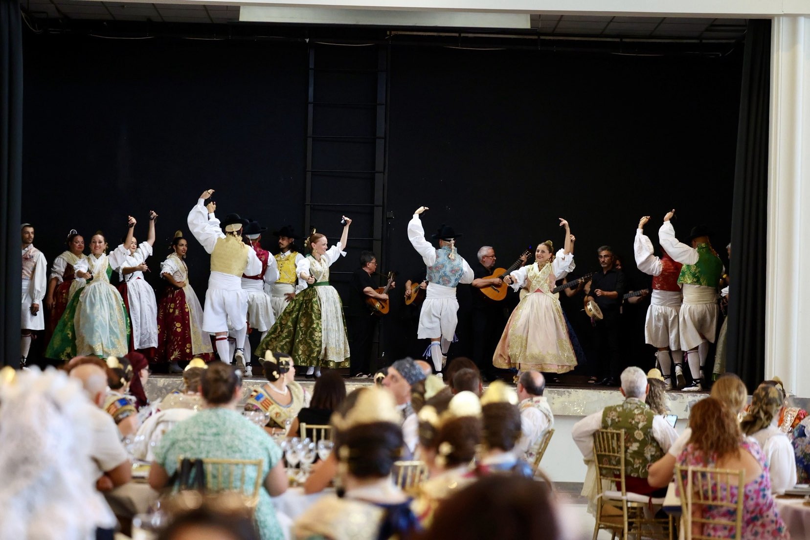 Carcaixent se convierte en el epicentro fallero de la Comunitat Valenciana con un multitudinario homenaje a sus Falleras Mayores 2 HRi3PwAa0AA8O6v