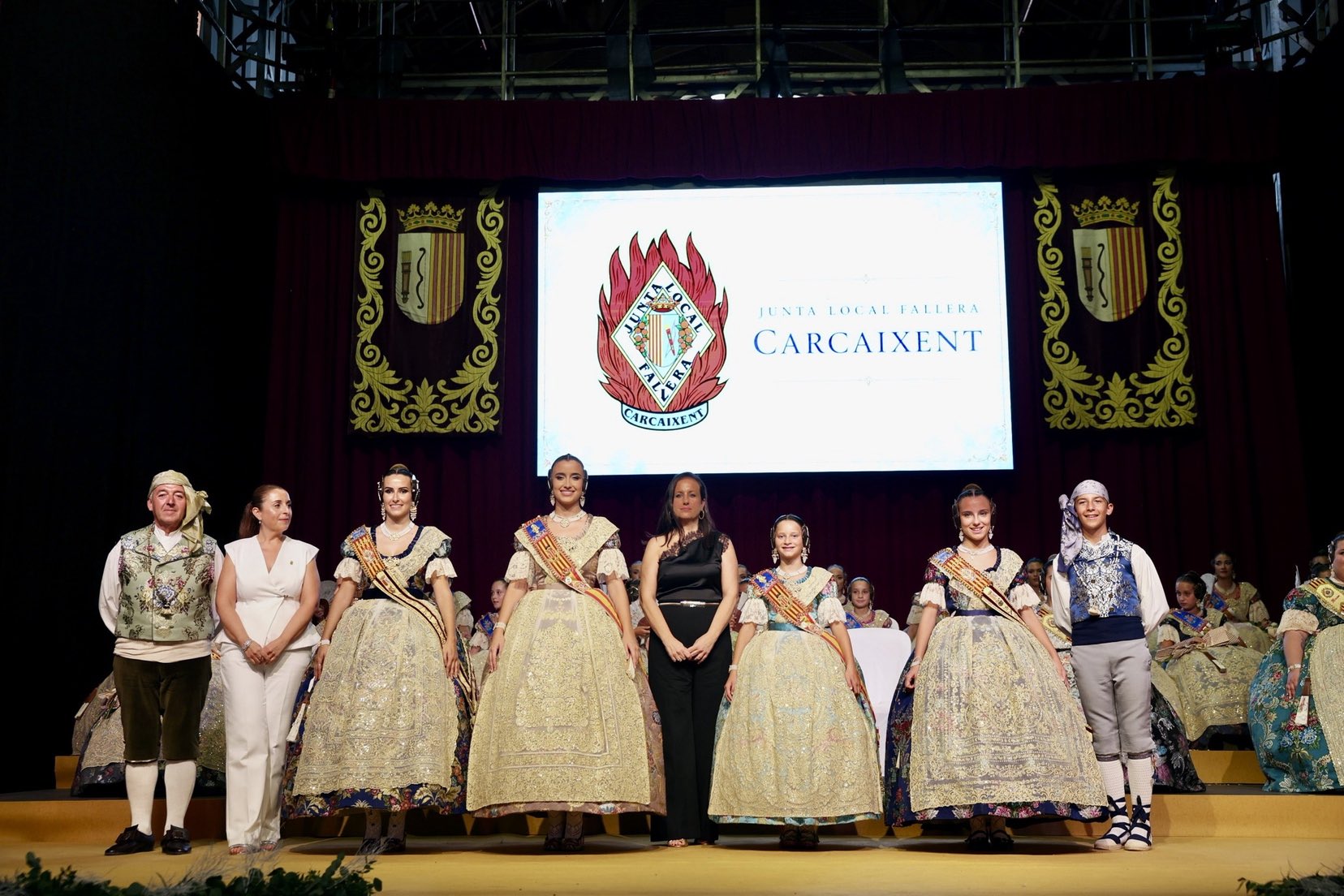 Carcaixent se convierte en el epicentro fallero de la Comunitat Valenciana con un multitudinario homenaje a sus Falleras Mayores 3 HRi3PwqbYAEil2H