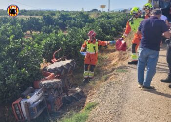 Los Bomberos rescatan inmovilizado al conductor de un tractor tras despeñarse por un talud en Silla 15 Los Bomberos rescatan inmovilizado al conductor de un tractor tras despeñarse por un talud en Silla