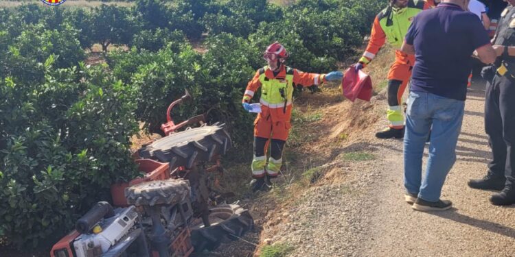 Los Bomberos rescatan inmovilizado al conductor de un tractor tras despeñarse por un talud en Silla
