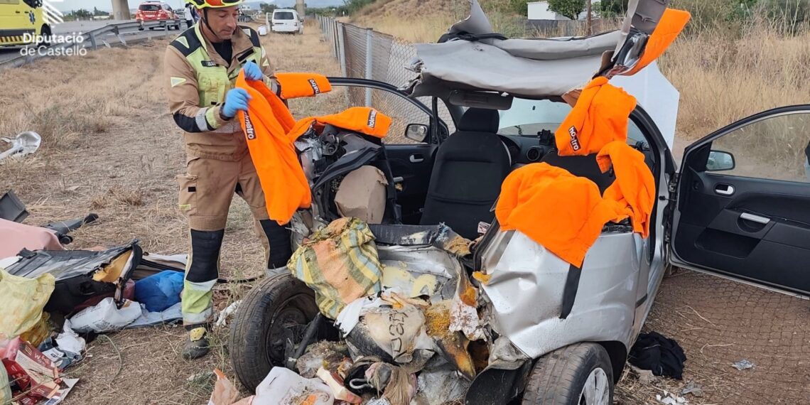 Grave accidente en la AP-7 a la altura de Villarreal con un atrapado tras el choque de dos vehículos