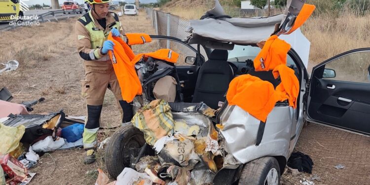 Grave accidente en la AP-7 a la altura de Villarreal con un atrapado tras el choque de dos vehículos 1 Grave accidente en la AP-7 a la altura de Villarreal con un atrapado tras el choque de dos vehículos