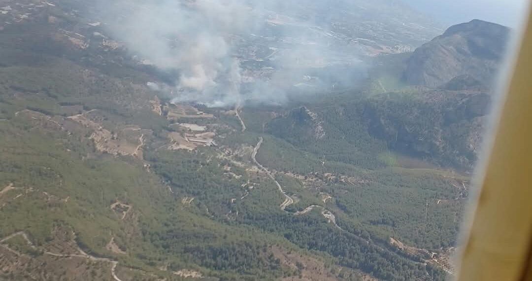 El despliegue aéreo y terrestre se refuerza en Polop para frenar el avance de las llamas 1 El despliegue aéreo y terrestre se refuerza en Polop para frenar el avance de las llamas