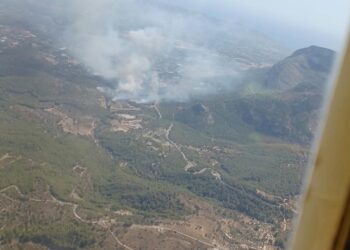 El despliegue aéreo y terrestre se refuerza en Polop para frenar el avance de las llamas