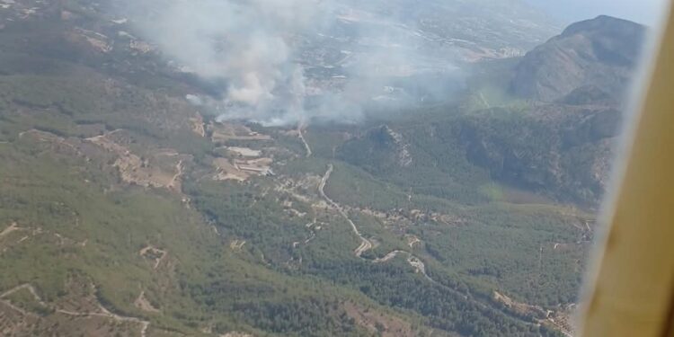 El despliegue aéreo y terrestre se refuerza en Polop para frenar el avance de las llamas 1 El despliegue aéreo y terrestre se refuerza en Polop para frenar el avance de las llamas