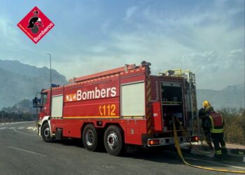 El dispositivo de extinción intensifica sus labores en el incendio de Polop: continúa sin control tras calcinar unas 36 hectáreas 17 El dispositivo de extinción intensifica sus labores en el incendio de Polop: continúa sin control tras calcinar unas 36 hectáreas