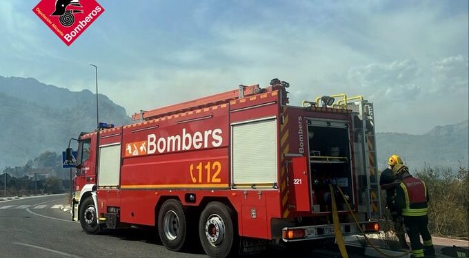 El dispositivo de extinción intensifica sus labores en el incendio de Polop: continúa sin control tras calcinar unas 36 hectáreas 1 El dispositivo de extinción intensifica sus labores en el incendio de Polop: continúa sin control tras calcinar unas 36 hectáreas