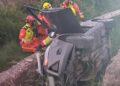 Los bomberos auxilian al conductor de un vehículo despeñado en una acequia en la N-234 a la altura de Albalat dels Tarongers