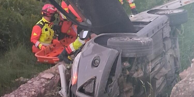 Los bomberos auxilian al conductor de un vehículo despeñado en una acequia en la N-234 a la altura de Albalat dels Tarongers 1 Los bomberos auxilian al conductor de un vehículo despeñado en una acequia en la N-234 a la altura de Albalat dels Tarongers