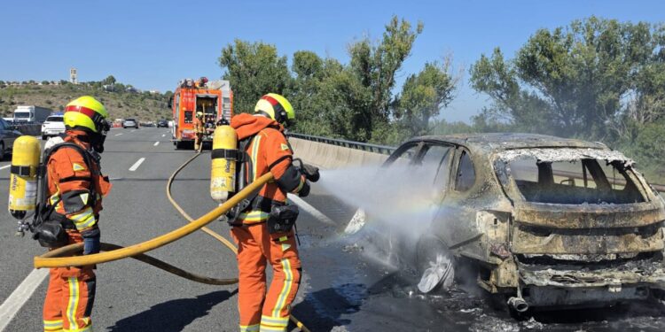 Un vehículo en llamas en la A-7 a la altura de Beneixida moviliza a los Bomberos y a la unidad forestal 1 Un vehículo en llamas en la A-7 a la altura de Beneixida moviliza a los Bomberos y a la unidad forestal