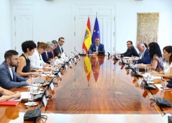 Moncloa y su realidad paralela. Los mundos de Yuppie de Sánchez y su tropa