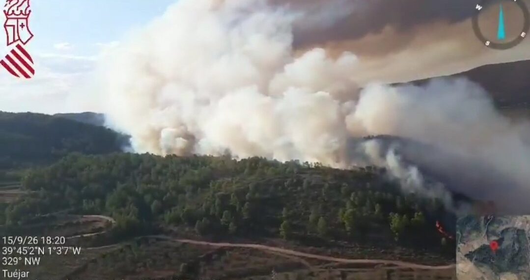 El incendio forestal de Tuéjar avanza sin control y despliega hasta 14 medios aéreos 1 El incendio forestal de Tuéjar avanza sin control y despliega hasta 14 medios aéreos