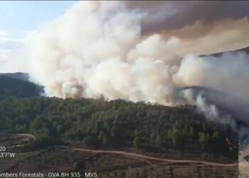 El incendio forestal de Tuéjar avanza sin control y despliega hasta 14 medios aéreos