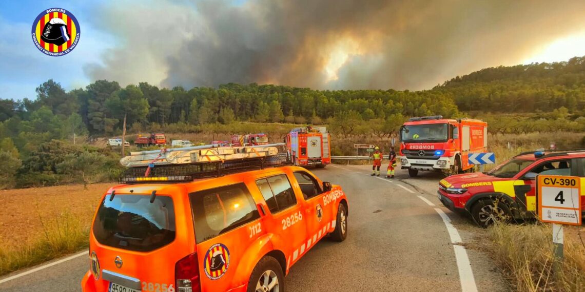 El incendio de Tuéjar se declara «fuera de control» y se moviliza a la UME ante el avance de las llamas