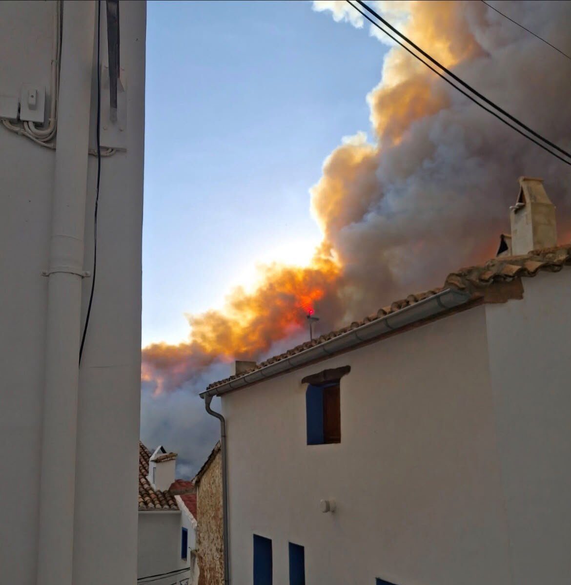 El incendio de Tuéjar avanza descontrolado y un bombero herido en las tareas de extinción 2 HSRr2iOWUAAQbwX e1789505799765