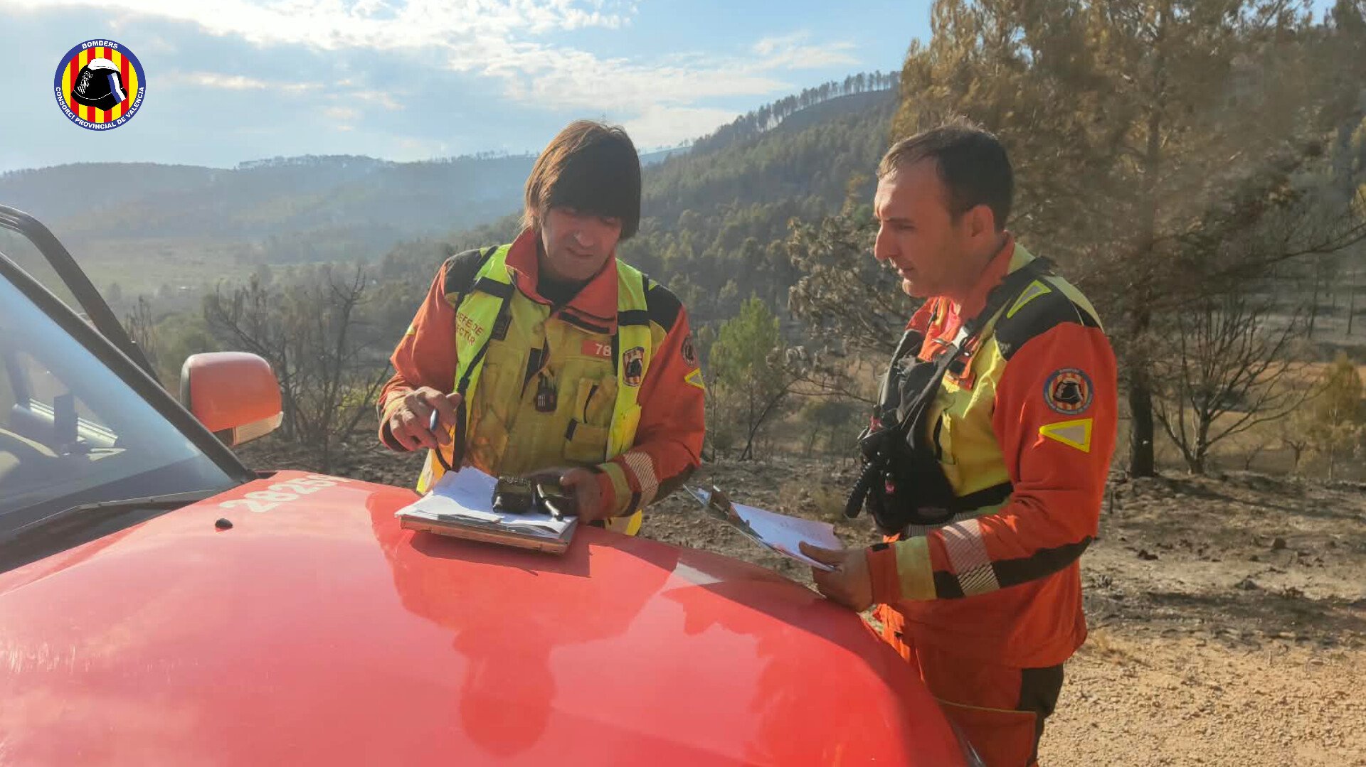El incendio de Tuéjar sigue fuera de control y el viento amenaza con cruzar el cañón del Embalse de Benagéber 2 HSV1s EW4AEBTrs