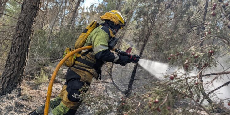 Un conato de reanimación del incendio de Tuéjar moviliza a los medios aéreos y terrestres en Benagéber