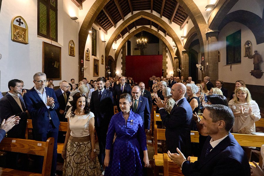 El Palau Ducal acoge la imposición del Escudo de Oro a la nueva Madrina de la Semana Santa de Gandia 2027 2 HSkQXymXcAAckmo