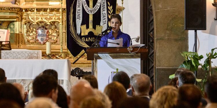 El Palau Ducal acoge la imposición del Escudo de Oro a la nueva Madrina de la Semana Santa de Gandia 2027 1 El Palau Ducal acoge la imposición del Escudo de Oro a la nueva Madrina de la Semana Santa de Gandia 2027