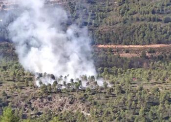 Estabilizado un incendio forestal en Enguera tras una rápida intervención aérea y terrestre