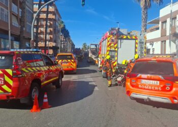 Un incendio en un garaje de la Patacona deja un herido por inhalación de humo