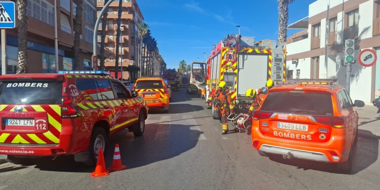 Un incendio en un garaje de la Patacona deja un herido por inhalación de humo 1 Un incendio en un garaje de la Patacona deja un herido por inhalación de humo