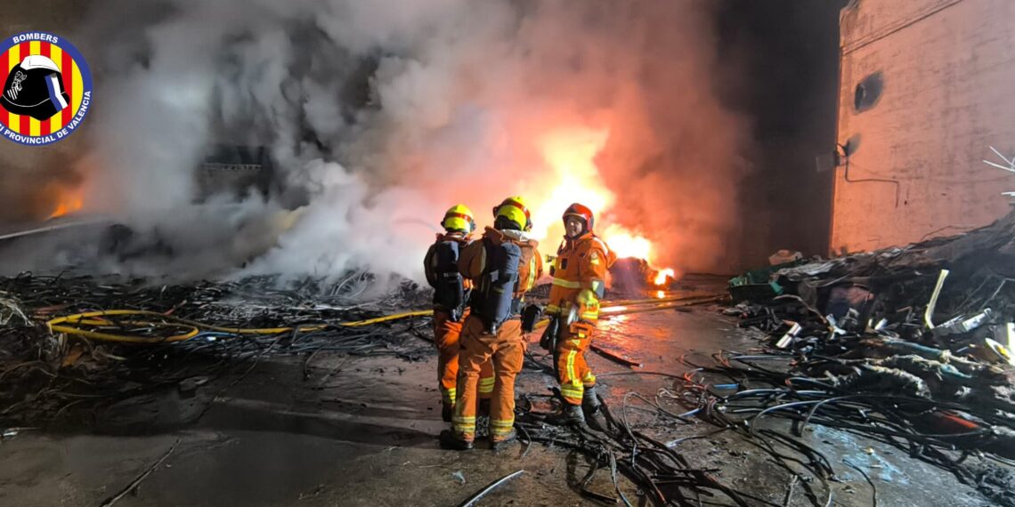 Un incendio en el exterior de una nave industrial moviliza a los Bomberos en Silla 1 Un incendio en el exterior de una nave industrial moviliza a los Bomberos en Silla